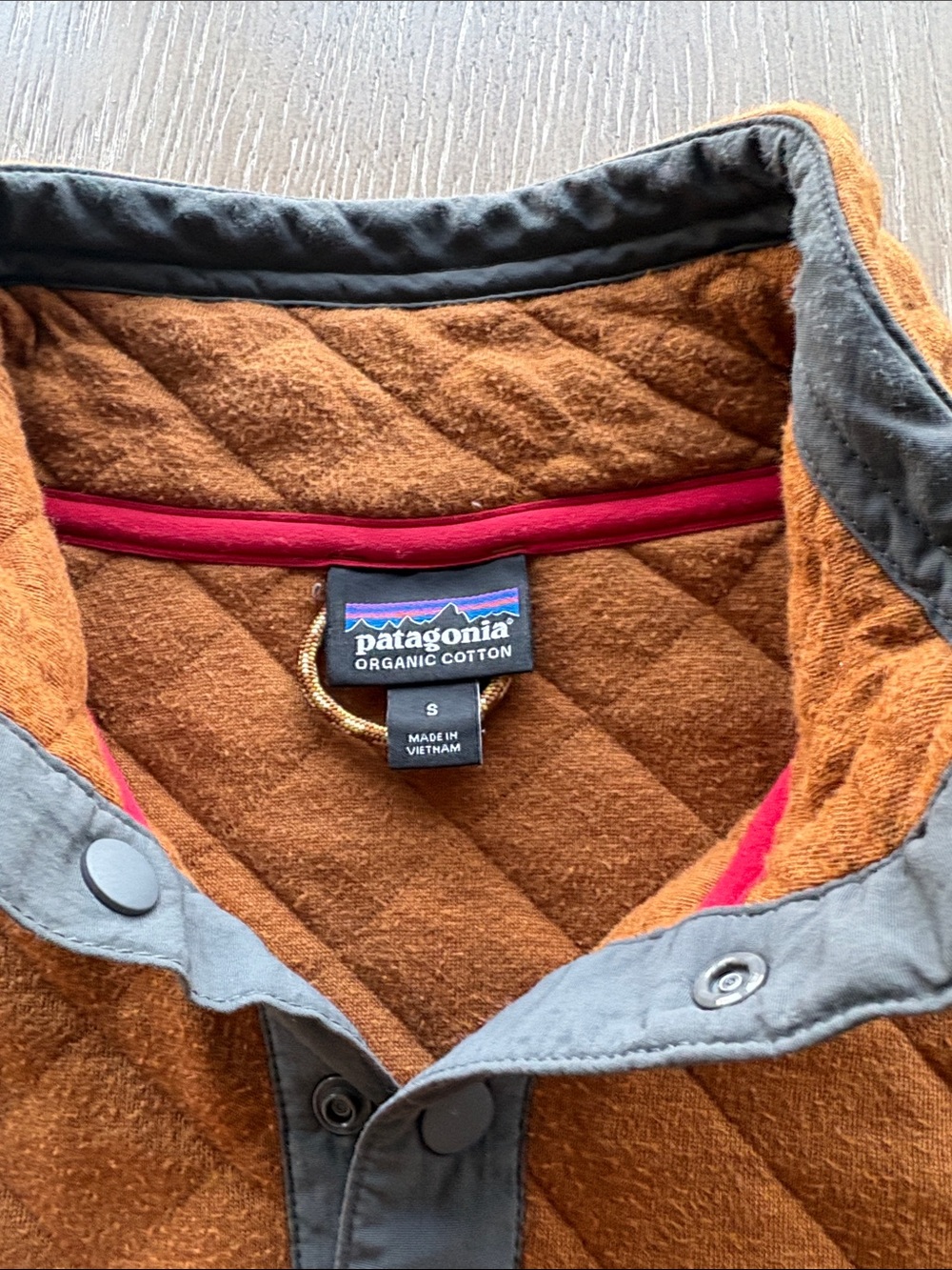 Patagonia Organic Cotton Quilted Pullover in Warm Rust with Charcoal Accents - Picture 3 of 11